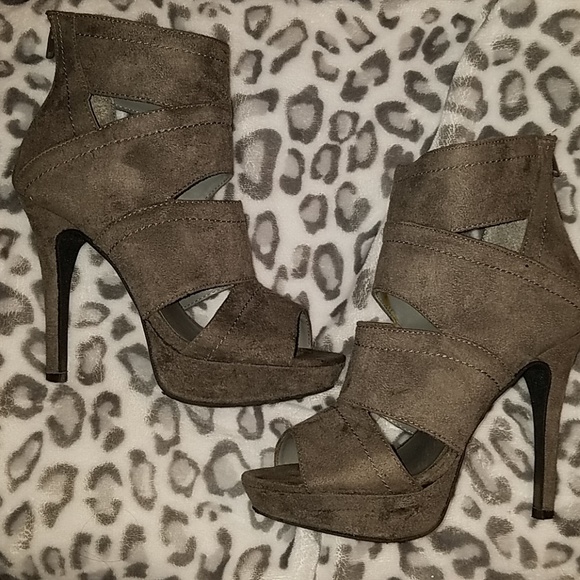 Shoes - Picture 1 of 2